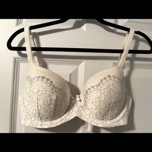 NWOT 34DD cream Victoria’s Secret bra